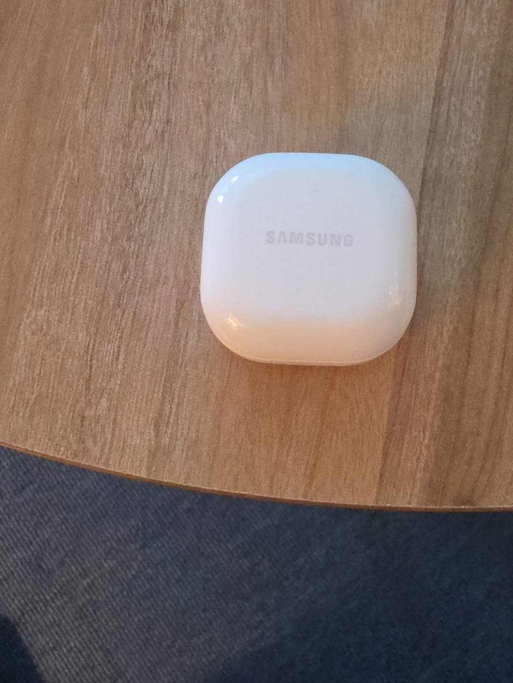Samsung White Wireless Earbuds Charging Case